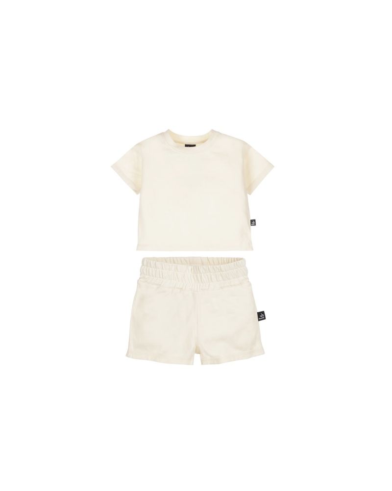 Outfit ivoor with visible stitches
