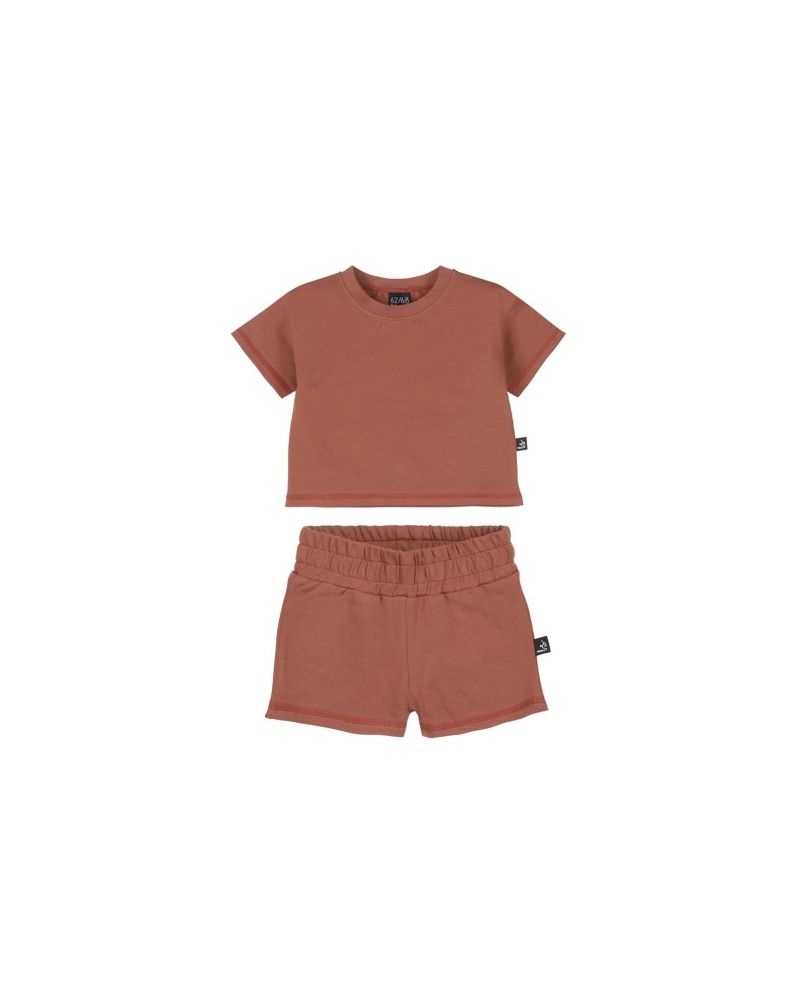 Outfit roestbruin with visible stitches